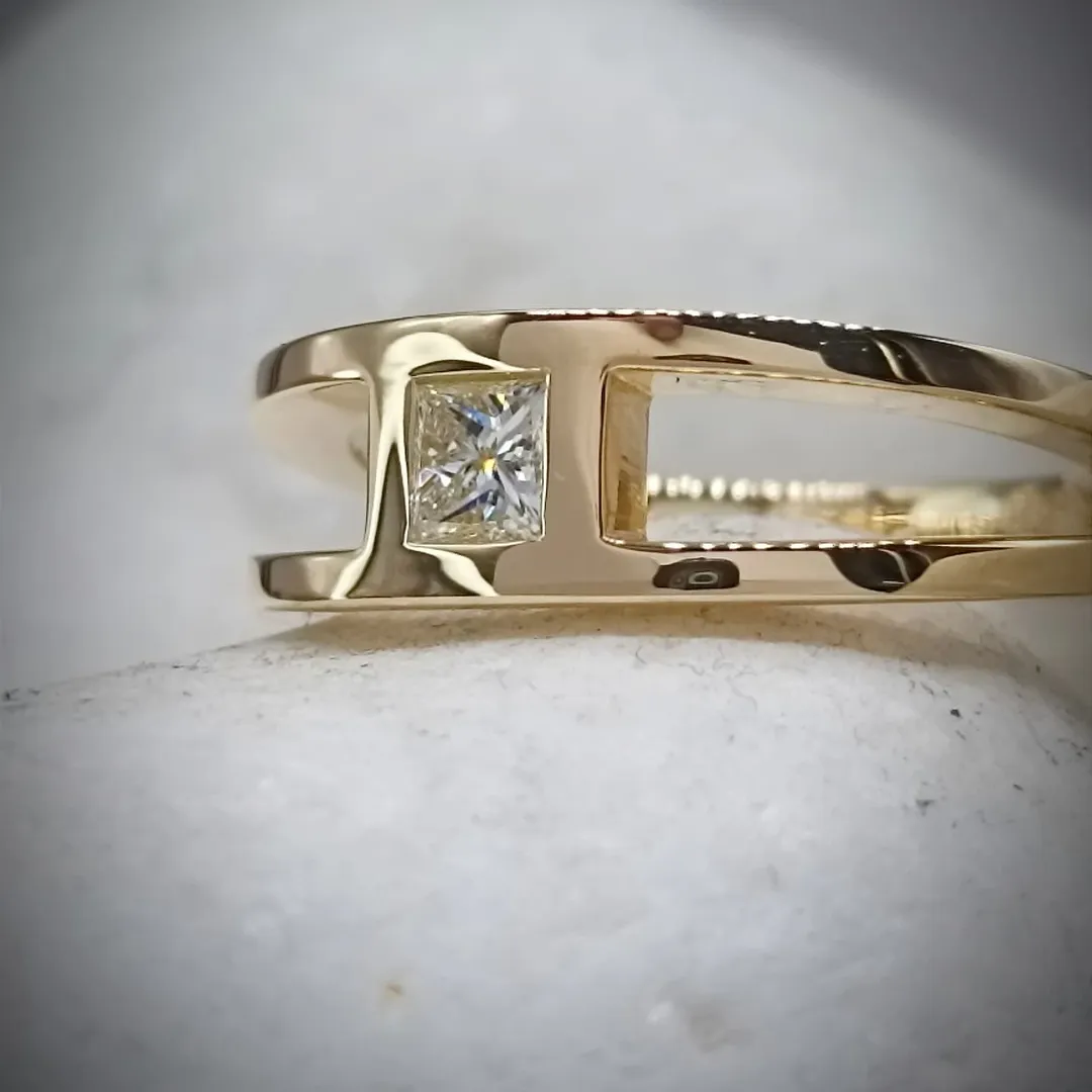 Natural diamond ring