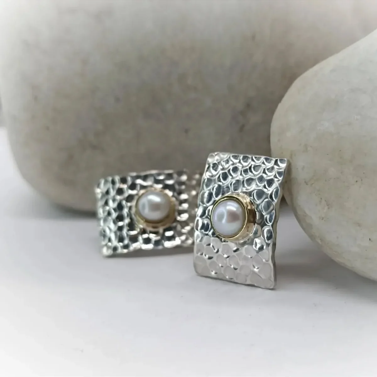 Salmin Jewelry - Earrings with embossing and natural pearls