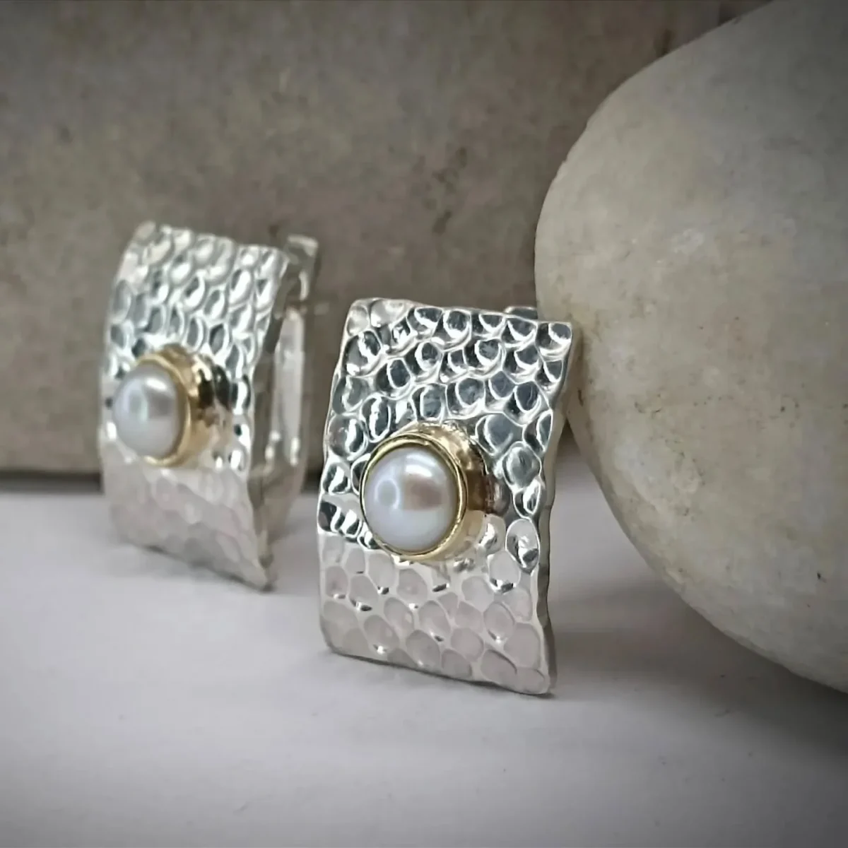 Salmin Jewelry - Earrings with embossing and natural pearls