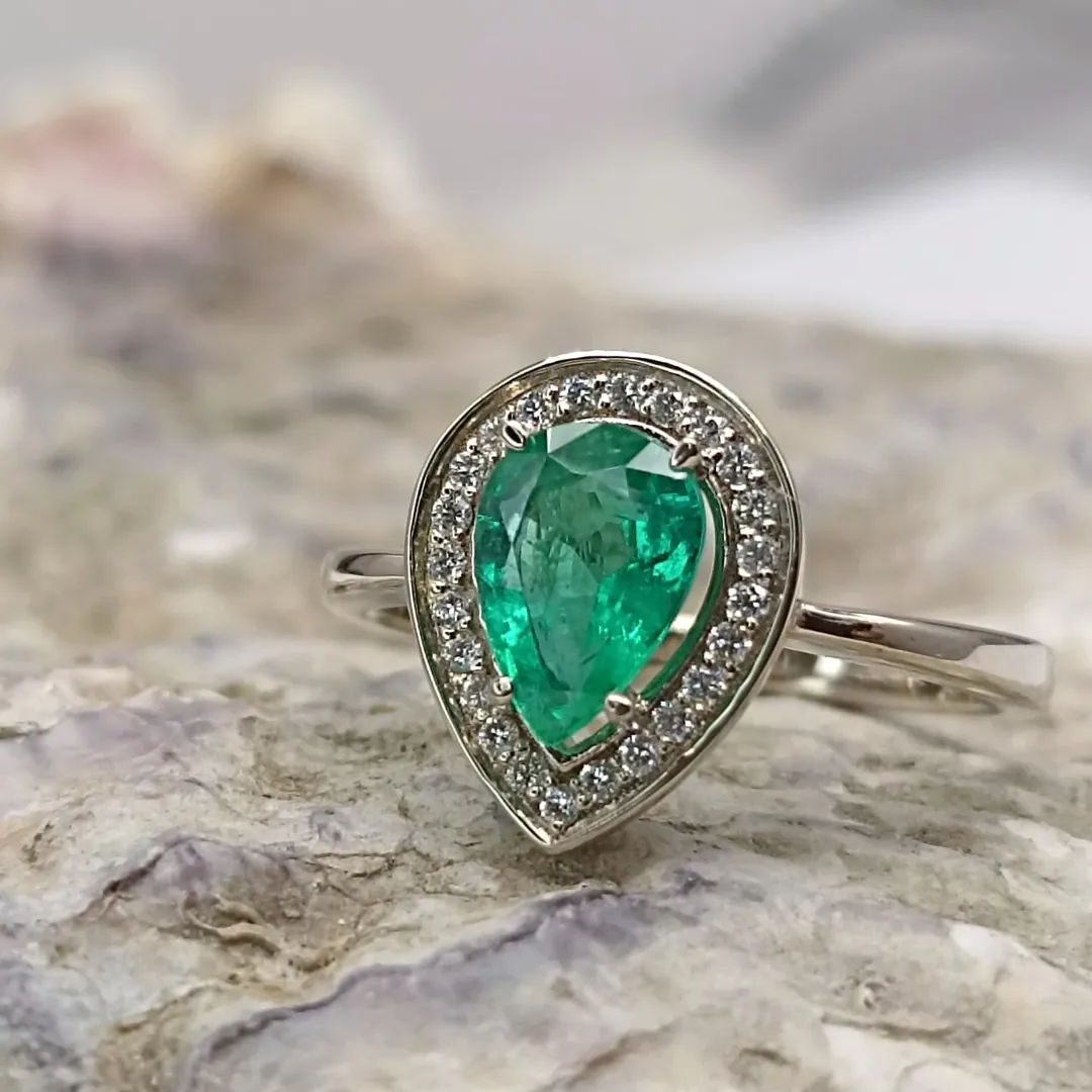 Golden ring with emerald and diamonds