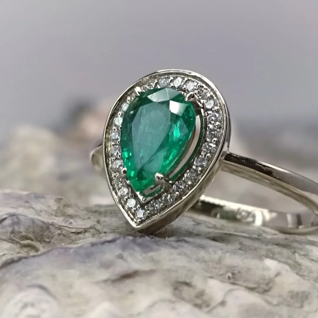 Golden ring with emerald and diamonds