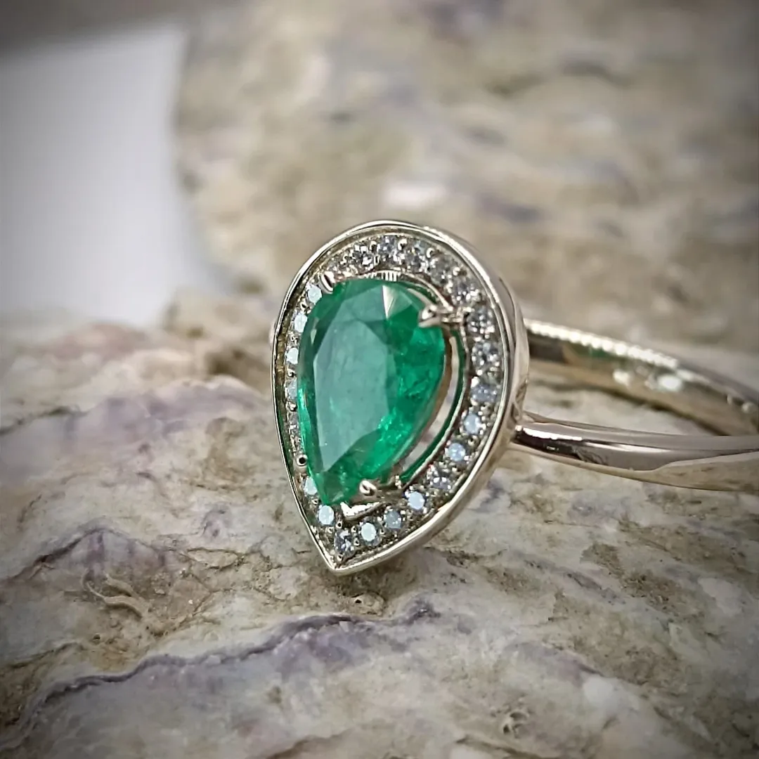 Golden ring with emerald and diamonds