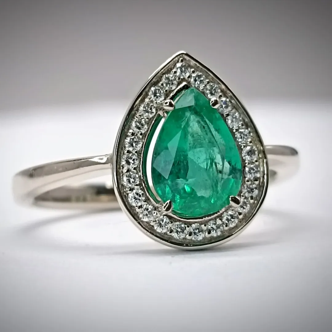 Golden ring with emerald and diamonds