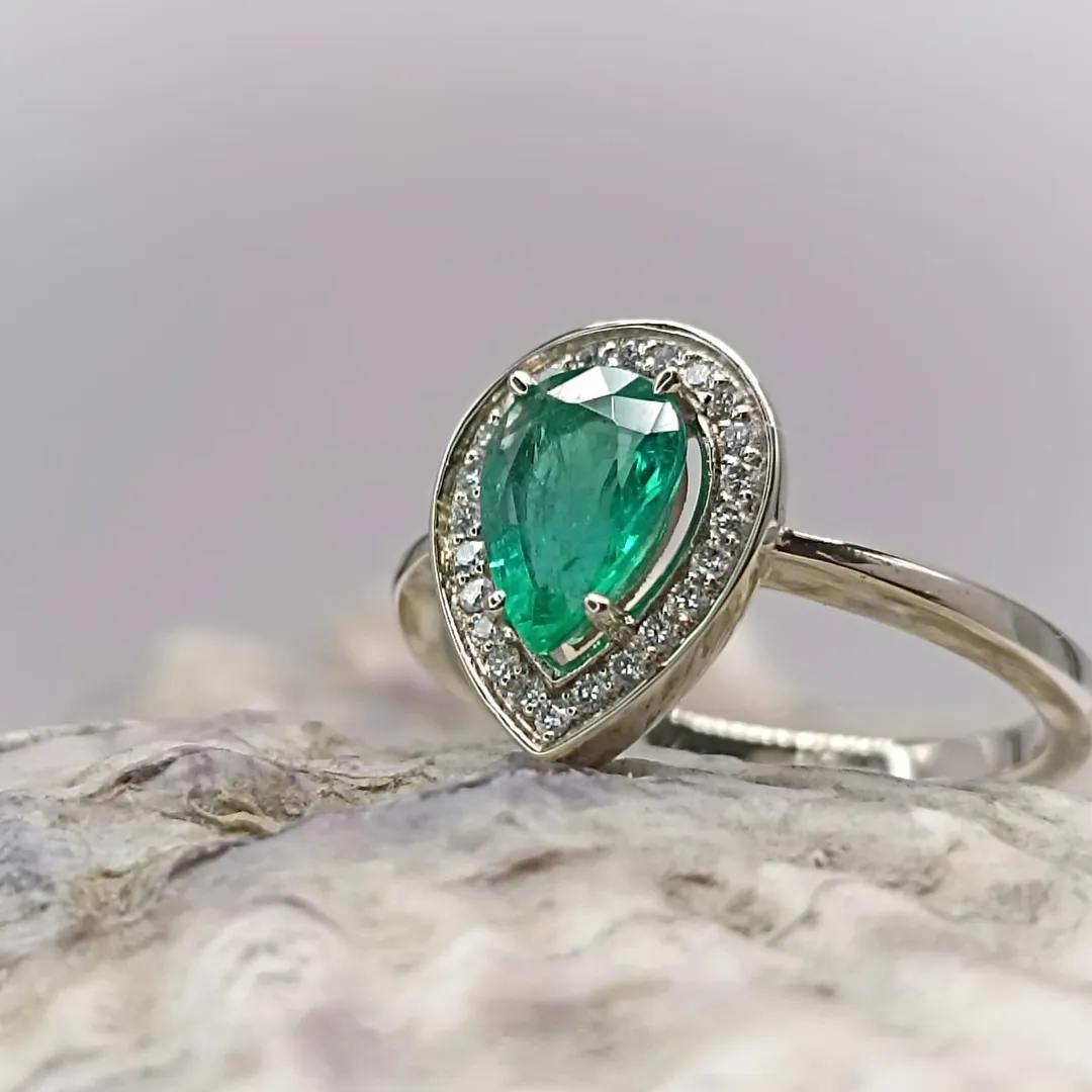 Golden ring with emerald and diamonds