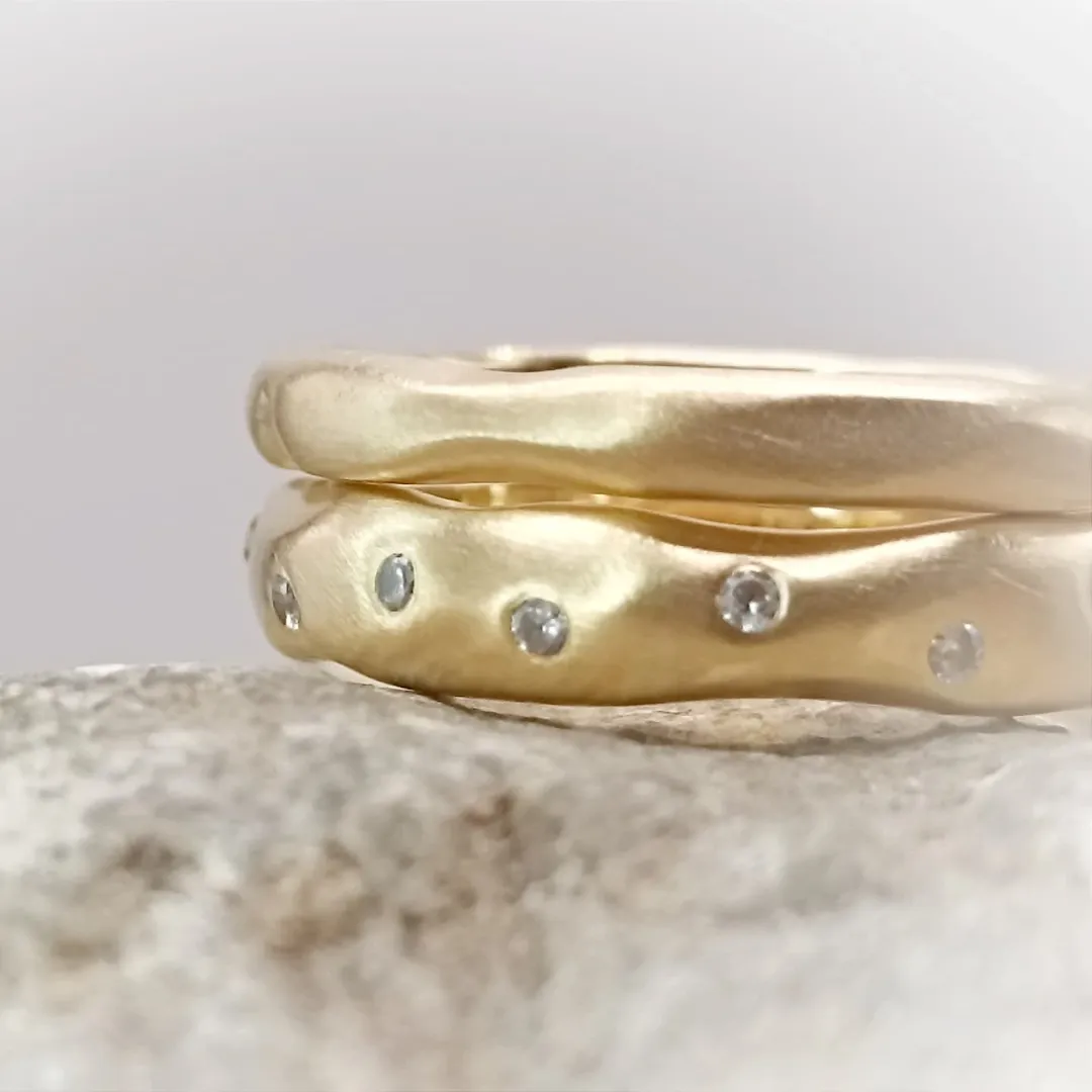 Set of matte wedding rings