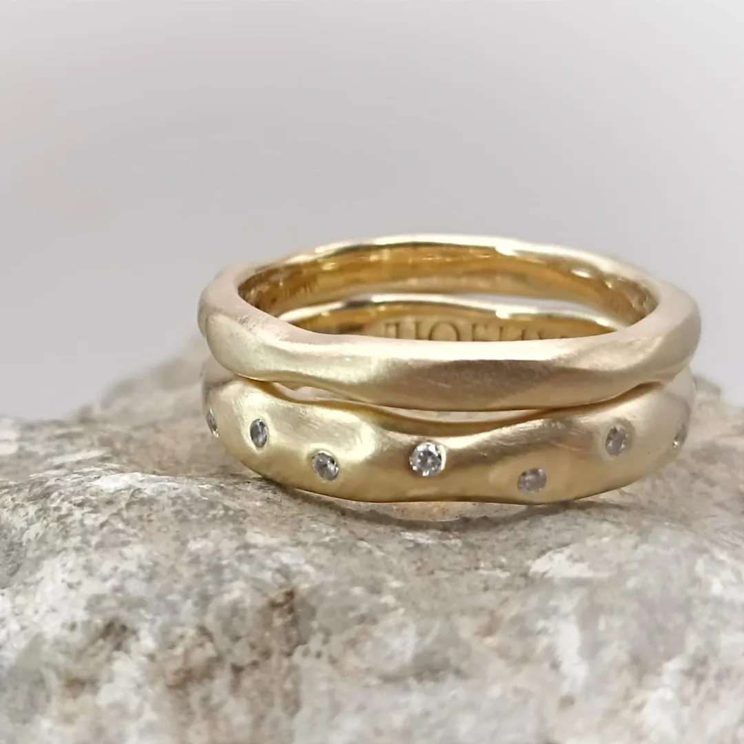 Set of matte wedding rings