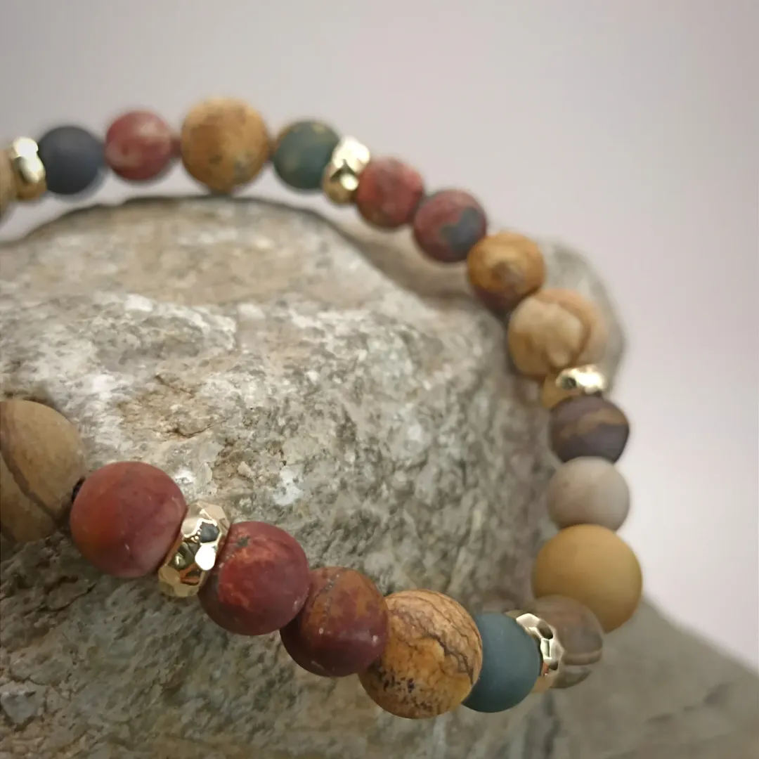 Bracelet with gold and natural stones