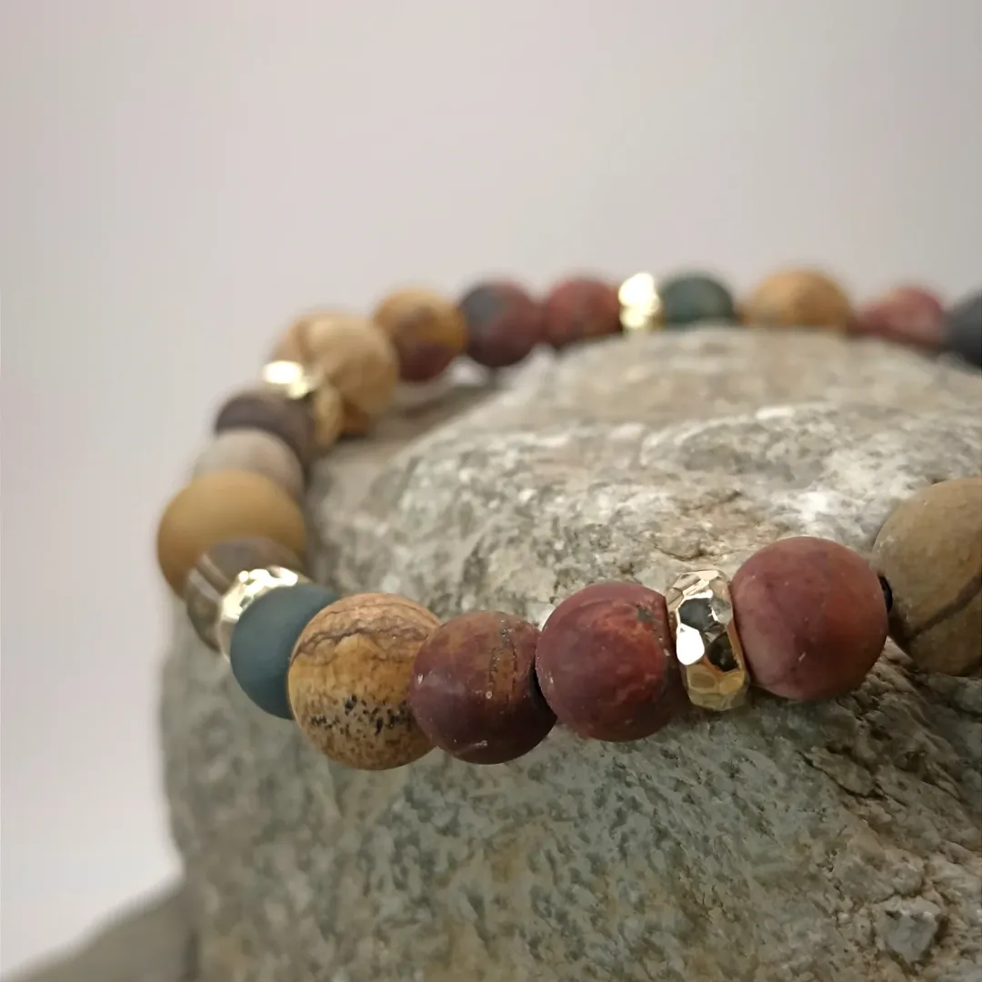 Bracelet with gold and natural stones