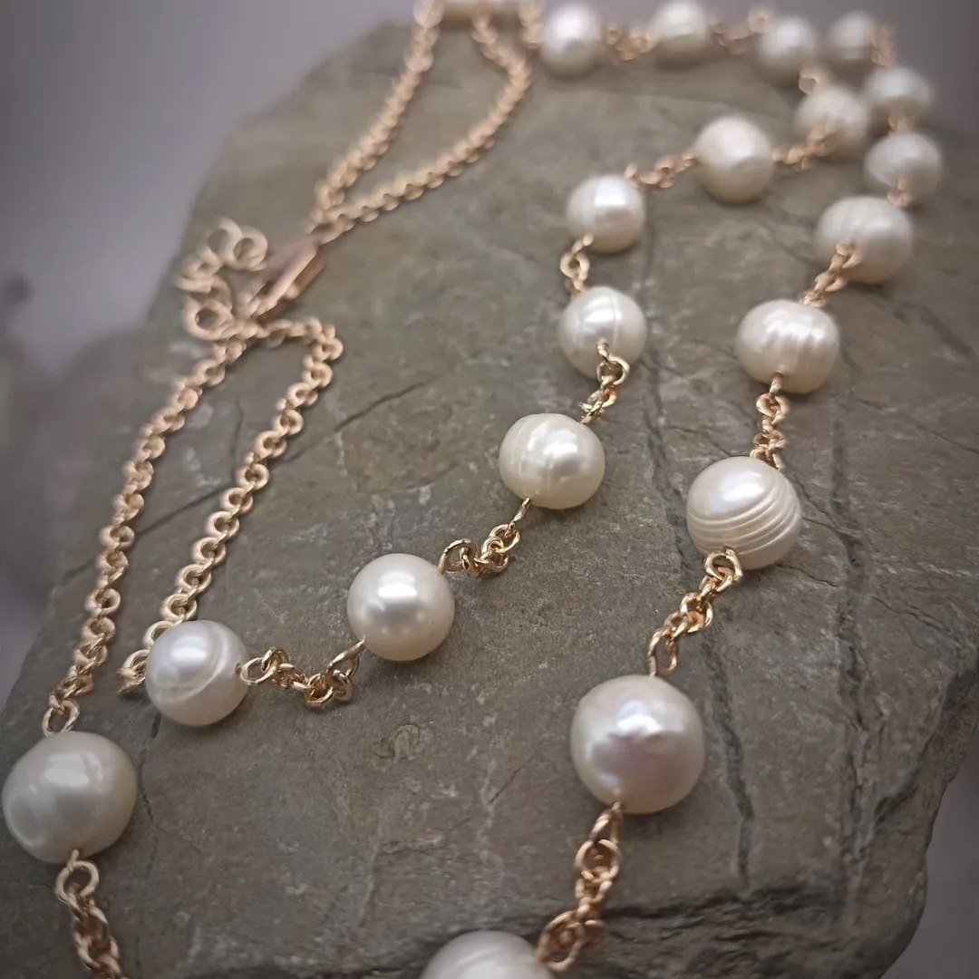 Necklace made of gold and pearls