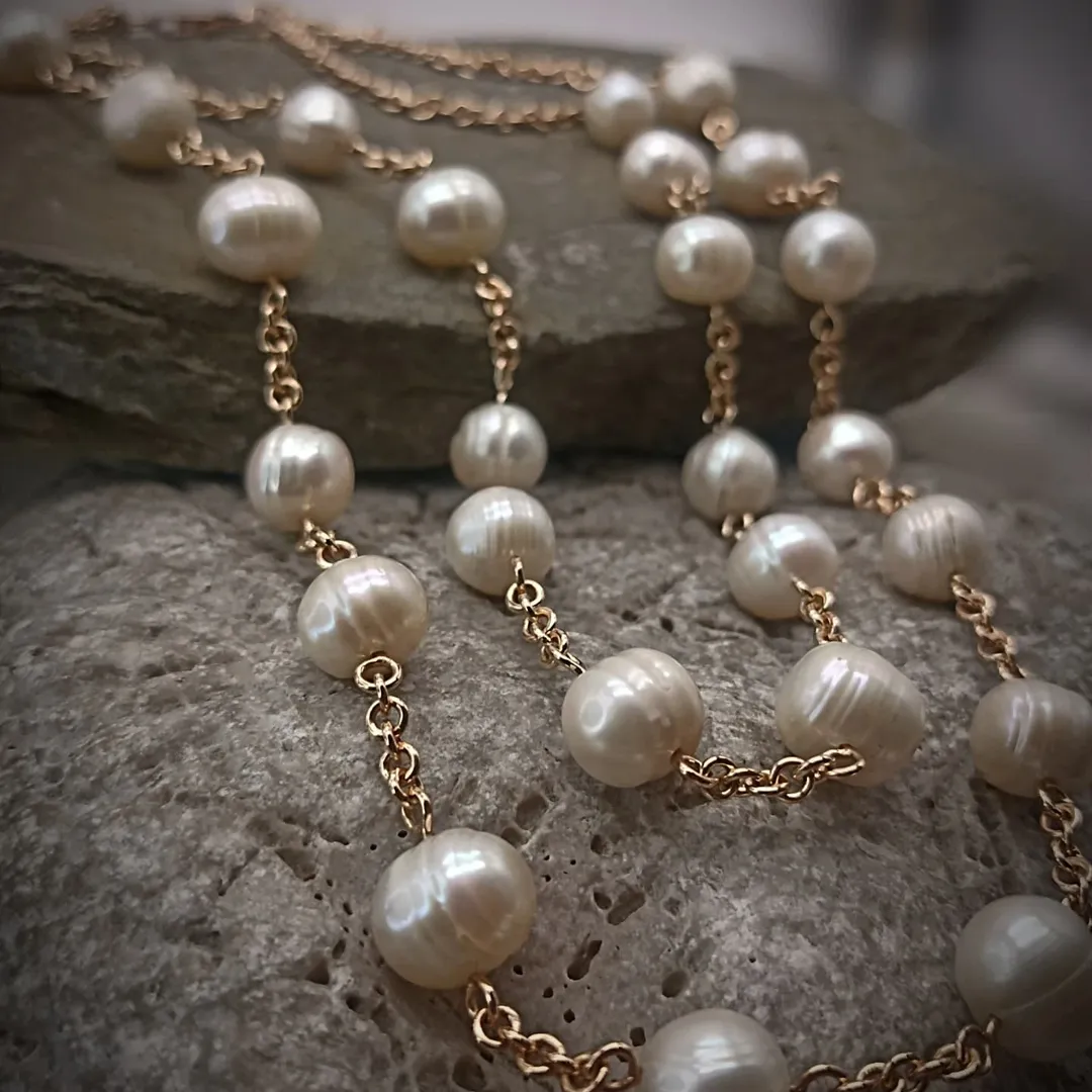 Necklace made of gold and pearls