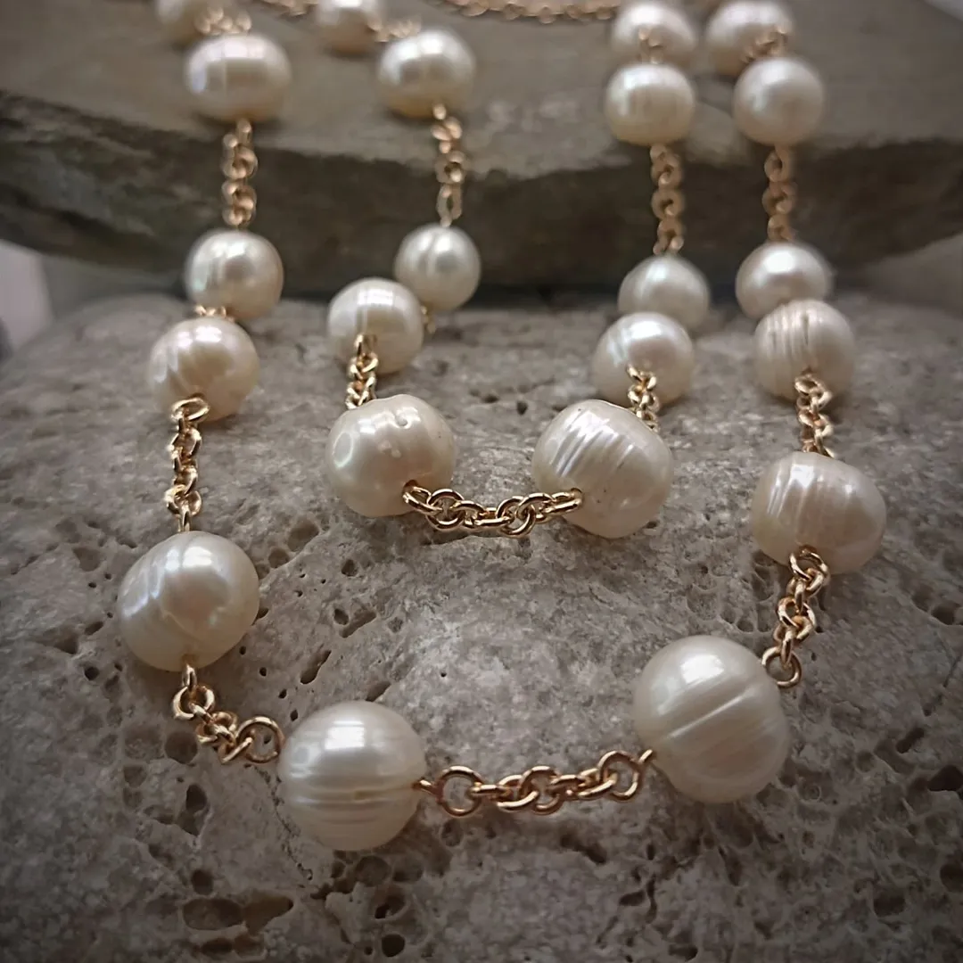 Necklace made of gold and pearls