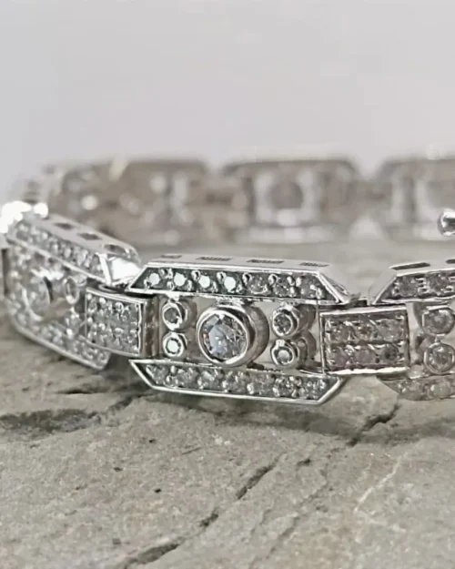 Classic gold bracelet with diamonds