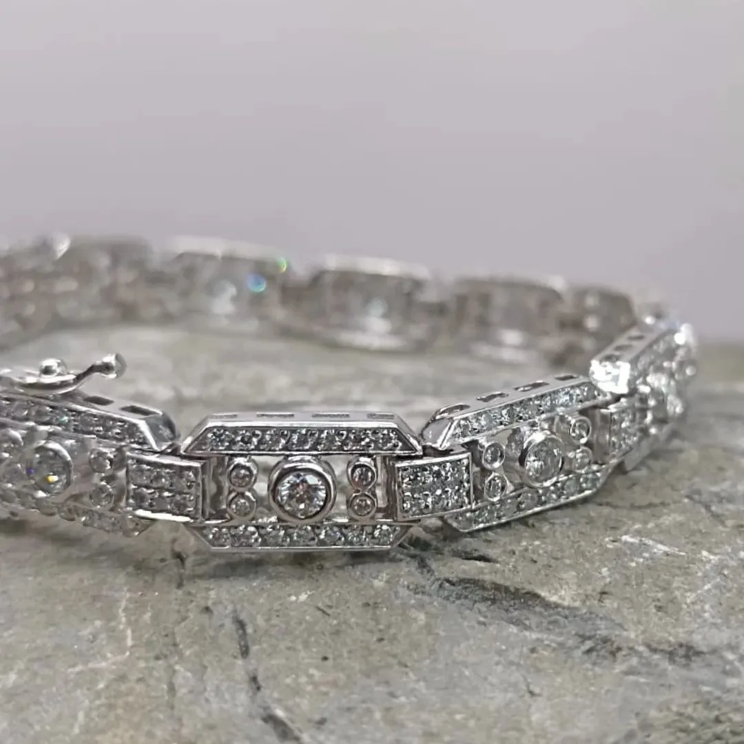 Classic gold bracelet with diamonds