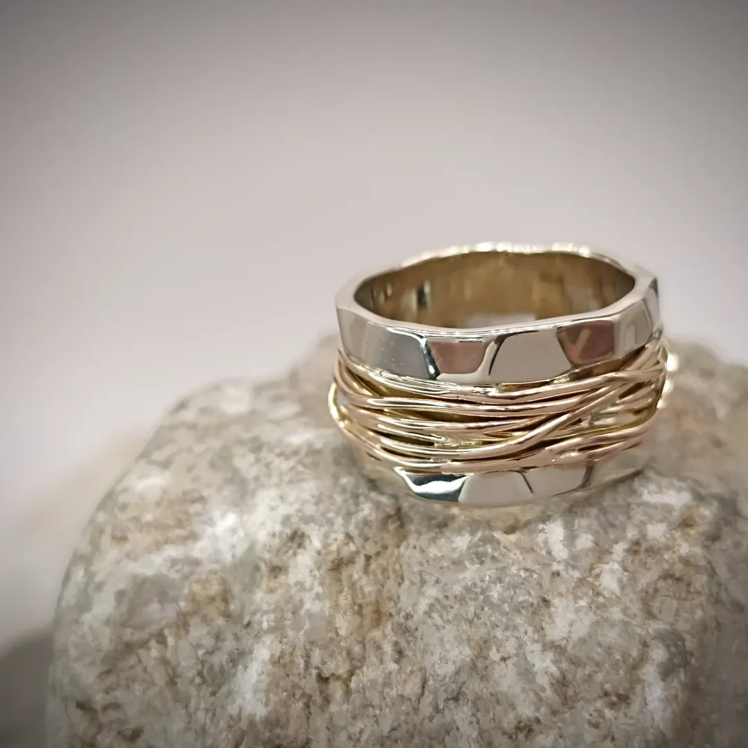 Ring made of white and rose gold