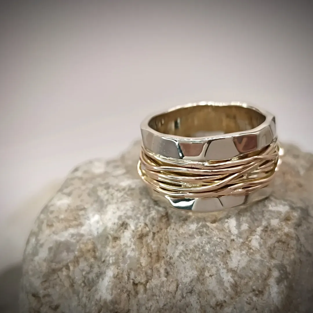 Ring made of white and rose gold